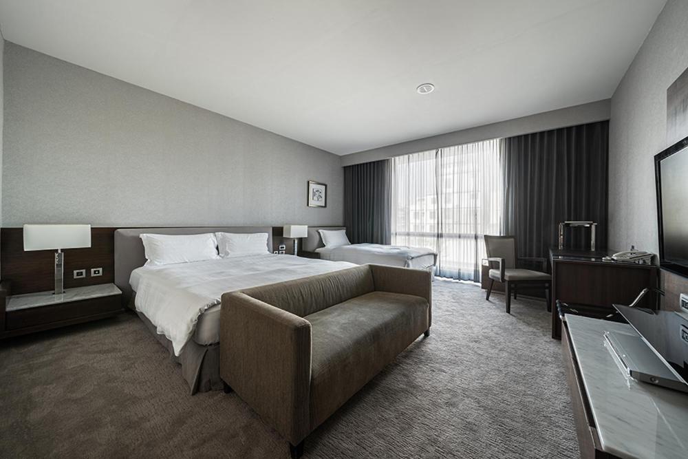 Taipung Suites Тайнань Экстерьер фото